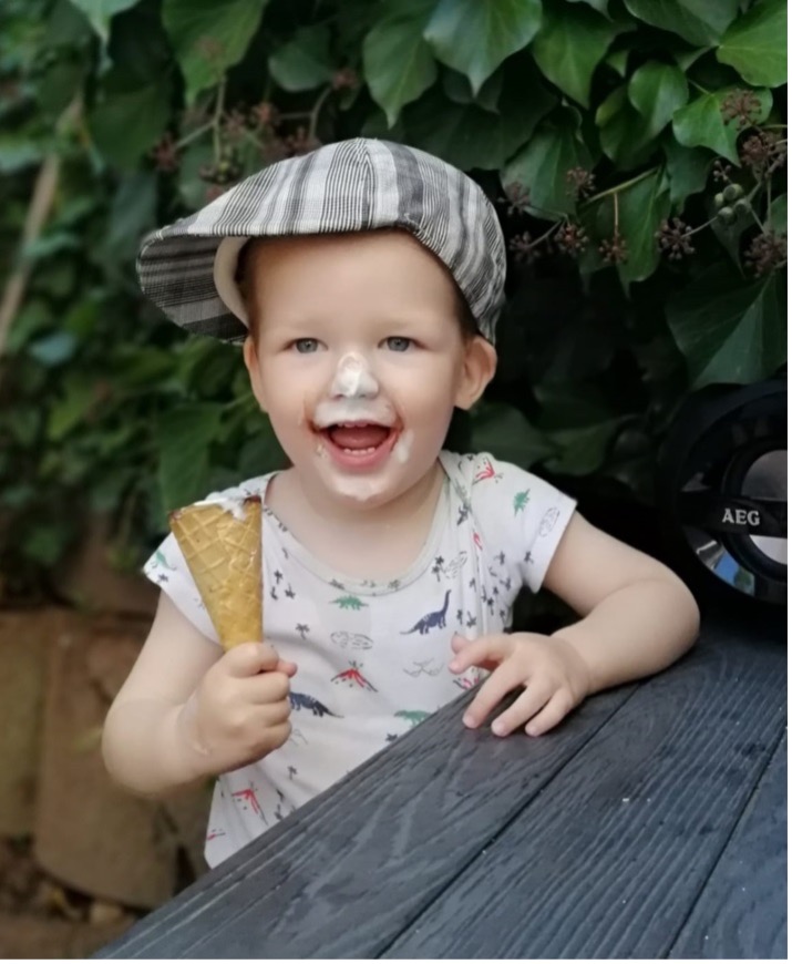 Enfant qui mange une glace italienne